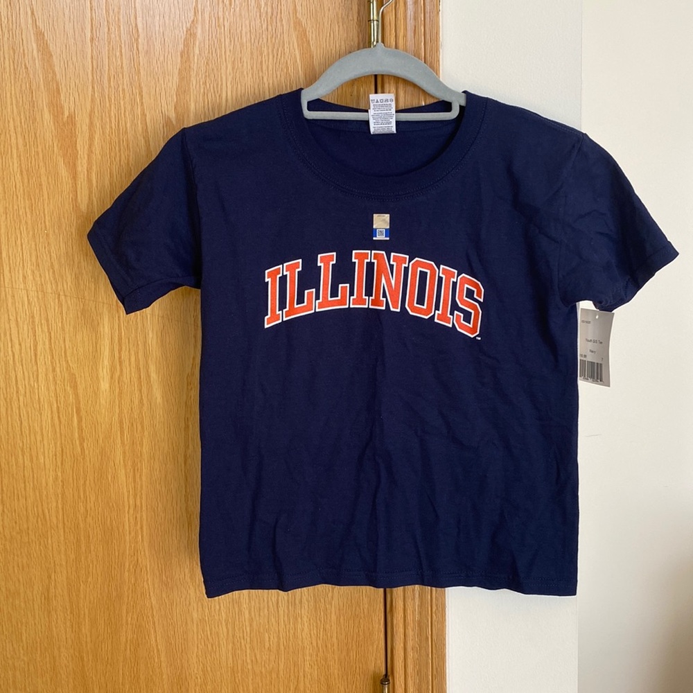 Small youth UIUC t-shirt. If you are a women, can be worn as a crop top.